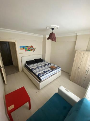 een kleine kamer met een bed en een bank bij Private Room in Istanbul #64 in Istanbul