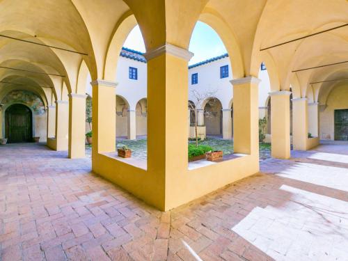 une cour vide avec des arches dans un bâtiment dans l'établissement Apartment Il Convento by Interhome, à Bargino