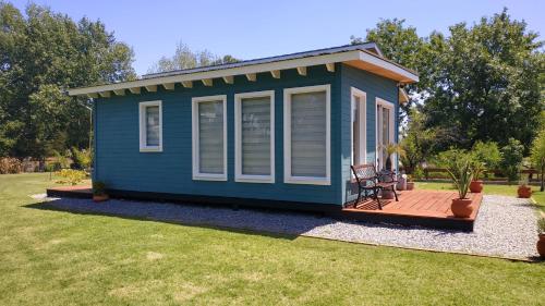a tiny house with a deck in a yard at Las Igoa in Carmelo