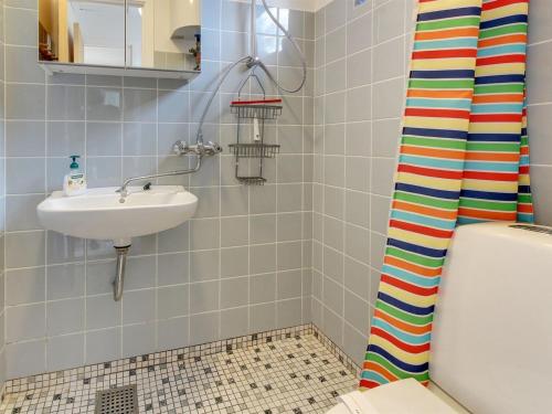 Ένα μπάνιο στο Holiday Home Unker - 800m from the sea in Bornholm by Interhome