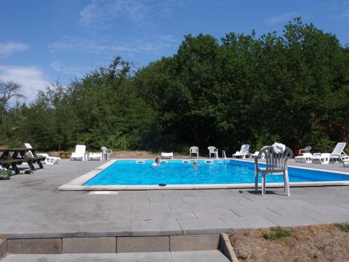 Bazén v ubytování Holiday Home Loke - 300m from the sea by Interhome nebo v jeho okolí