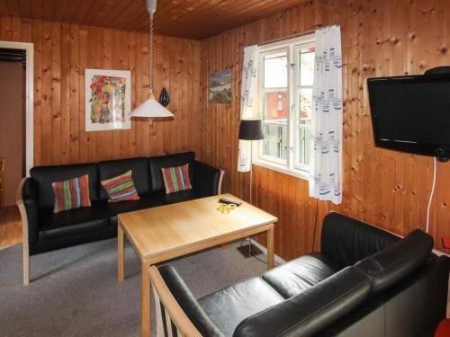 TV a/nebo společenská místnost v ubytování Holiday Home Gunder - 125m from the sea by Interhome