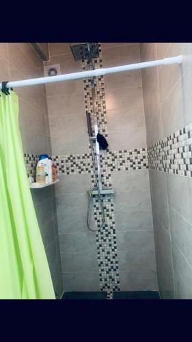 La salle de bains est pourvue d'une douche avec rideau de douche. dans l'établissement SO CHIC APPARTEMENT Airport international Rabat-Salé, à Sale