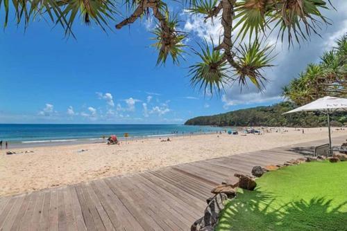 - une plage avec une promenade en bois et l'océan dans l'établissement 311 Hastings Street 2 Bedroom Luxury, à Noosa Heads