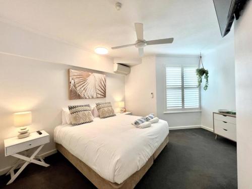 7Em Freshly Renovated Hastings Street 2 Bedroom tesisinde bir odada yatak veya yataklar