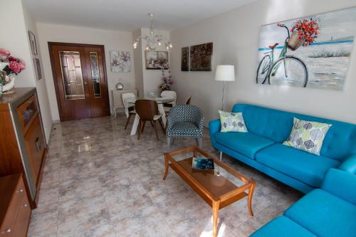 a living room with a blue couch and a table at La Mirada 2 in Castellón de la Plana