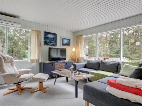 Posezení v ubytování Holiday Home Jaarne - 800m from the sea by Interhome