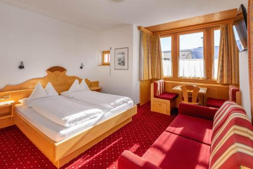 een slaapkamer met een groot bed en een rode loper bij Hotel Schwarzer Adler in Resia