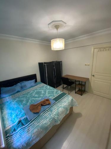 een slaapkamer met een bed en een houten tafel bij Private Room in Istanbul #67 in Istanbul