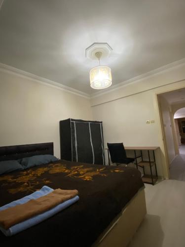 een slaapkamer met een bed en een tafel en een licht bij Private Room in Istanbul #67 in Istanbul