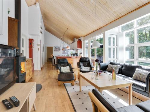 ein Wohnzimmer mit einem Sofa und einem Tisch in der Unterkunft Holiday Home Dafne - all inclusive - 600m from the sea by Interhome in Hasle