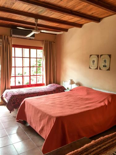 um quarto com 2 camas e uma janela em LOS ALAMOS em Federación