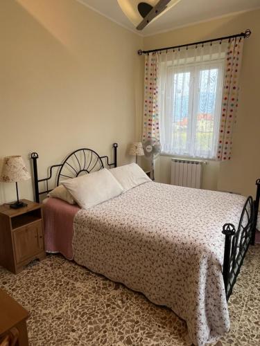 a bedroom with a bed and a window at Bed and Breakfast Elisa in Sonnino