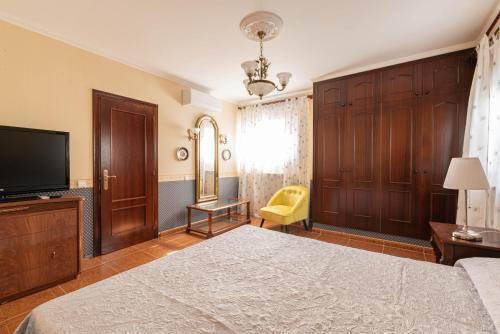 - une chambre avec un lit et une télévision à écran plat dans l'établissement Luxury 020, à Sant Salvador
