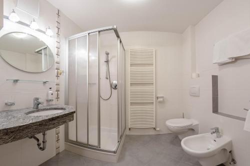 レージアにあるHotel Schwarzer Adlerのバスルーム(シャワー、トイレ、シンク付)