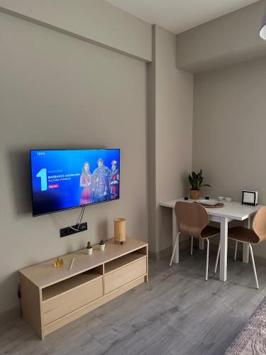 een woonkamer met een flatscreen-tv aan de muur bij Private Room in Istanbul #69 in Istanbul