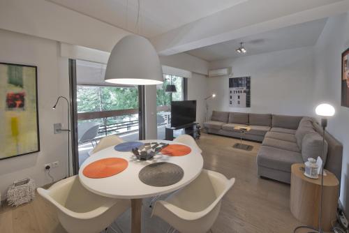 Sea Breeze Spacious Apt near Vouliagmeni Beach