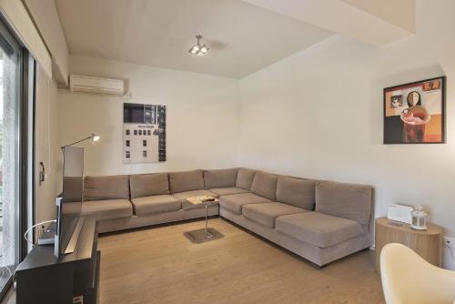 Sea Breeze Spacious Apt near Vouliagmeni Beach