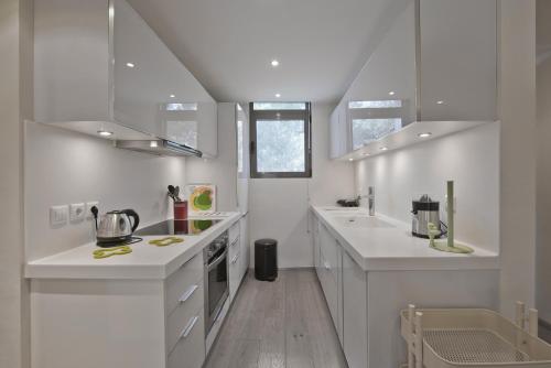 Sea Breeze Spacious Apt near Vouliagmeni Beach