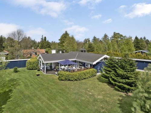 Zahrada ubytování Holiday Home Frithlef - 900m from the sea by Interhome
