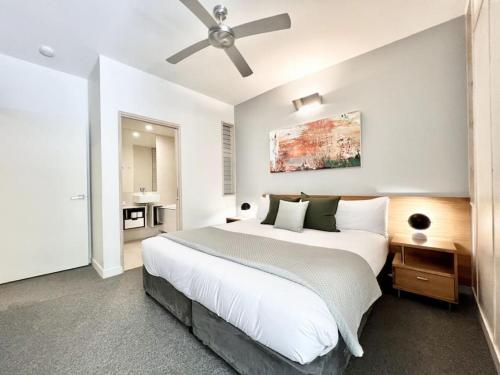 um quarto com uma cama grande e uma ventoinha de tecto em 7403 Peaceful 5 Star Noosa em Noosa Heads