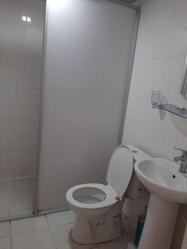 een badkamer met een toilet en een wastafel bij Private Room in Istanbul #70 in Istanbul
