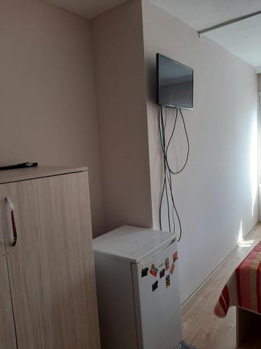 een kamer met een koelkast en een tv aan de muur bij Private Room in Istanbul #70 in Istanbul
