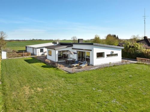 ein weißes Haus mit Rasen davor in der Unterkunft Holiday Home Ermelinda - 900m to the inlet in SE Jutland by Interhome in Nordborg