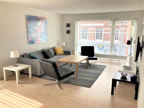 Apartment Tolva - 400m from the sea in Funen by Interhome في رودكوبينغ: غرفة معيشة مع أريكة وطاولة