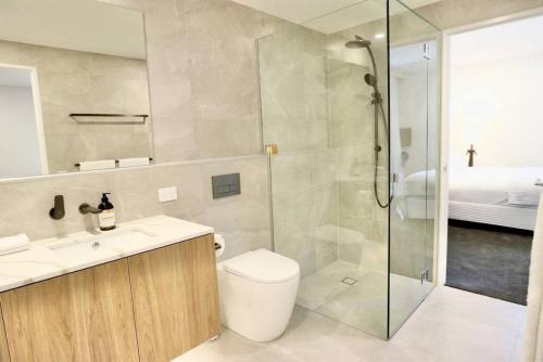 La salle de bains est pourvue d'une douche, de toilettes et d'un lavabo. dans l'établissement 617 Hastings Street metres to the beach, à Noosa Heads