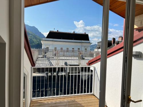 uma vista para um edifício a partir de uma varanda em Gmunden Skyline em Gmunden