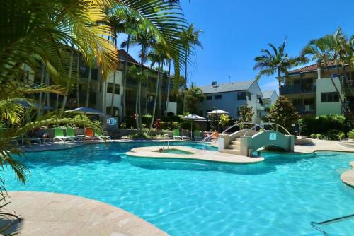 una piscina con un tobogán en un complejo en 225 2 Bedroom Garden Oasis French Quarter Resort en Noosa Heads