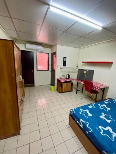 a room with a bedroom with a bed and a table at Ratanawong Place 552 in Bangkok