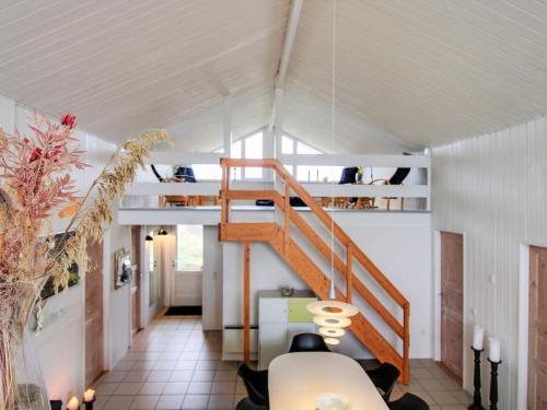 um quarto com uma escada em espiral numa casa em Holiday Home Hansina - 500m from the sea in Western Jutland by Interhome em Fanø