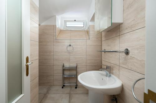 Pretty House في لاغوا: حمام صغير مع حوض ومرحاض