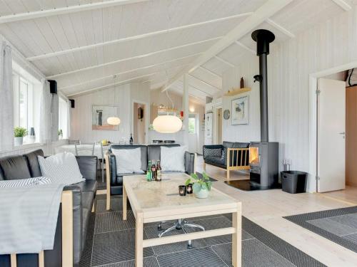 ein Wohnzimmer mit einem Sofa und einem Tisch in der Unterkunft Holiday Home Tjakko - 700m from the sea in SE Jutland by Interhome in Neder Lysabild