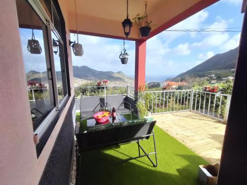 d'un balcon avec une table et une vue sur les montagnes. dans l'établissement Sea Mountain House, à Machico