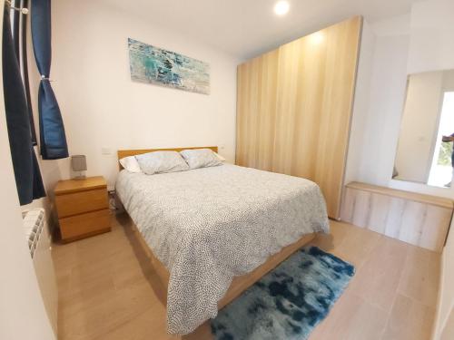 ein kleines Schlafzimmer mit einem Bett und einem Fenster in der Unterkunft Acogedor estudio en San Sebastián in San Sebastián de los Reyes