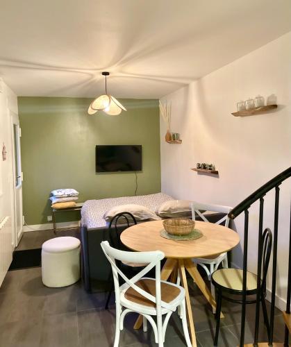 Cette petite chambre comprend une table et un lit. dans l'établissement Idéal gare centre ville 2-4 pers, à Amiens