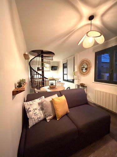 - un canapé dans le salon avec un escalier dans l'établissement Idéal gare centre ville 2-4 pers, à Amiens