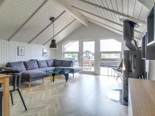 een woonkamer met een bank en een tafel bij Holiday Home Skyler - 1km from the sea in Western Jutland by Interhome in Fanø