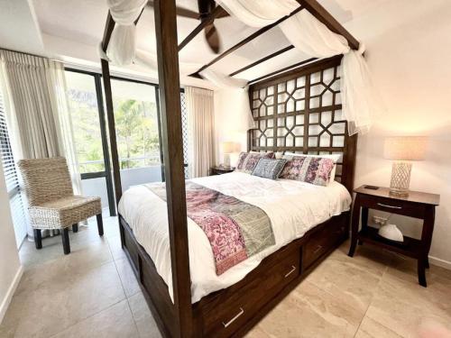 Postel nebo postele na pokoji v ubytování 54 Noosa Pacific Resort Garden Poolside