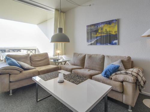 - un salon avec deux canapés et une table dans l'établissement Apartment Rubi - 50m from the sea in Western Jutland by Interhome, à Fanø