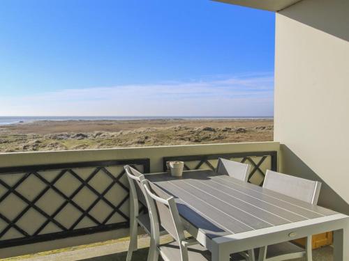d'une table et de chaises sur un balcon avec vue sur le désert. dans l'établissement Apartment Rubi - 50m from the sea in Western Jutland by Interhome, à Fanø