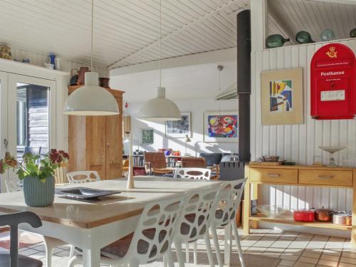 Restaurace v ubytování Holiday Home Linnea - 1km from the sea by Interhome