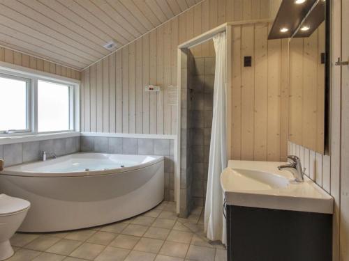 Koupelna v ubytování Holiday Home Dagny - 300m from the sea in Western Jutland by Interhome