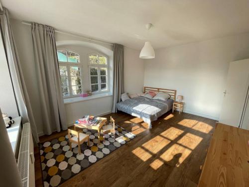 um quarto com uma cama e uma mesa em Bergblick Apartment Sächsische Schweiz em Sebnitz