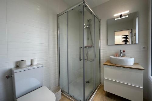 y baño con ducha, aseo y lavamanos. en Clos Allegria Amboise a unique experience ! en Amboise