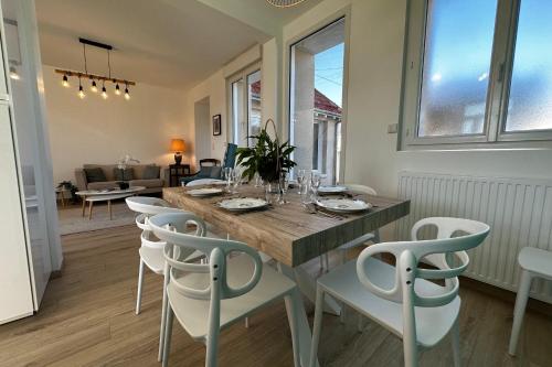 une salle à manger avec une table et des chaises blanches dans l'établissement Clos Allegria Amboise, à Amboise