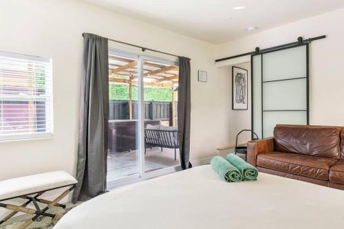 - une chambre avec un lit et un canapé dans l'établissement The “GQ”- Golf/hot tub/arcade/near downtown!, à Fort Lauderdale